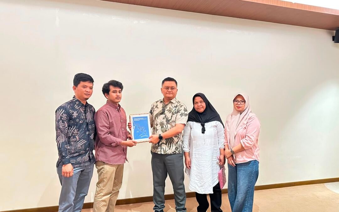 WALHI Yogyakarta menyerahkan dokumen kajian terkait proyek PSEL